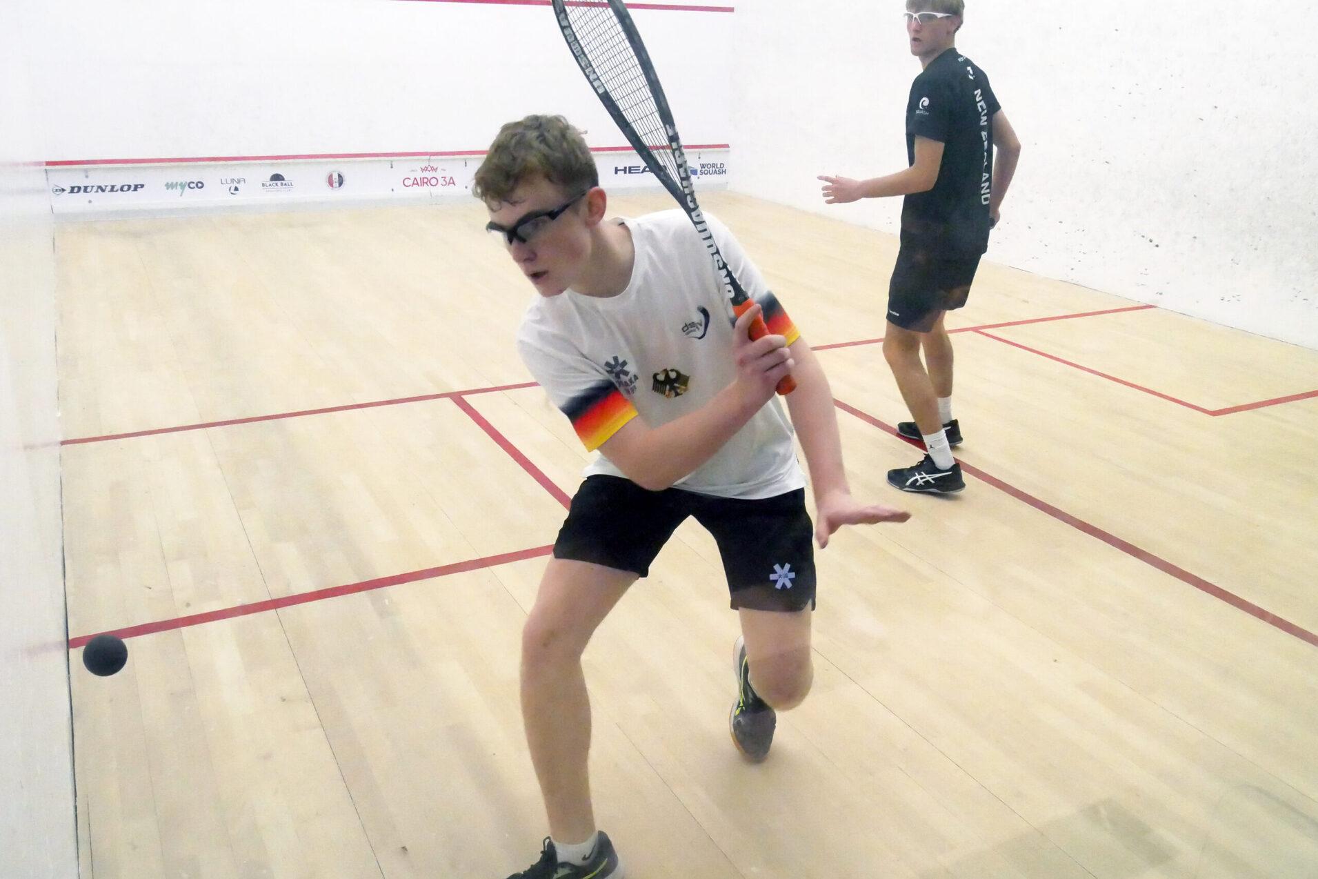 Levi Visser (li) gewinnt sein Auftaktmatch bei der Jugend-WM U19 - Bild: DSQV - Lennard Jessen