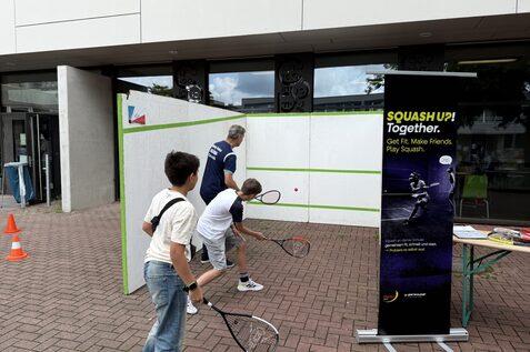 Viele Jugendliche probierten sich im mobilen Court - Bild: Martin Meyer