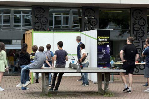 Ein buntes Treiben herrschte am mobilen Squashcourt des Squash Verbandes Schleswig-Holstein e.V. beim Tag der offenen T&uuml;r der Coppernicus Schule in Norderstedt - Bild: Martin Meyer