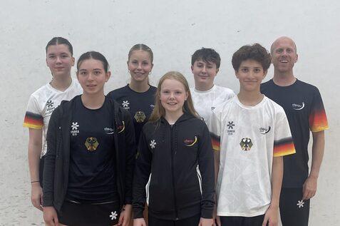 Die bei den Dutch Junior Open 2025 f&uuml;r Deutschland nominierten Nachwuchstalente zusammen mit Bundeshonorartrainer Christian Radeke (1.v.r.), hinten v.l.n.r.: Sabrina-Sharona Dinn, Chiara Lang, Robin Thornton, vorne v.l.n.r.: Emilia Hartmann, Lea Soph