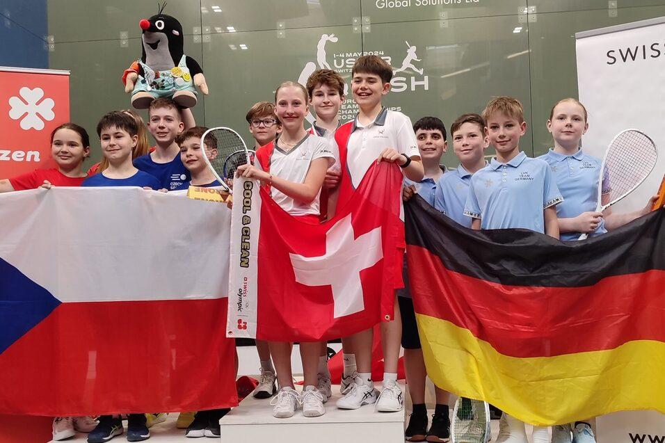 Mats Oliver Efken (2. von rechts) wurde beim L&auml;ndervergleichskampf im Mai 2025 Dritter mit dem deutschen U13-Team - Bild: DSQV