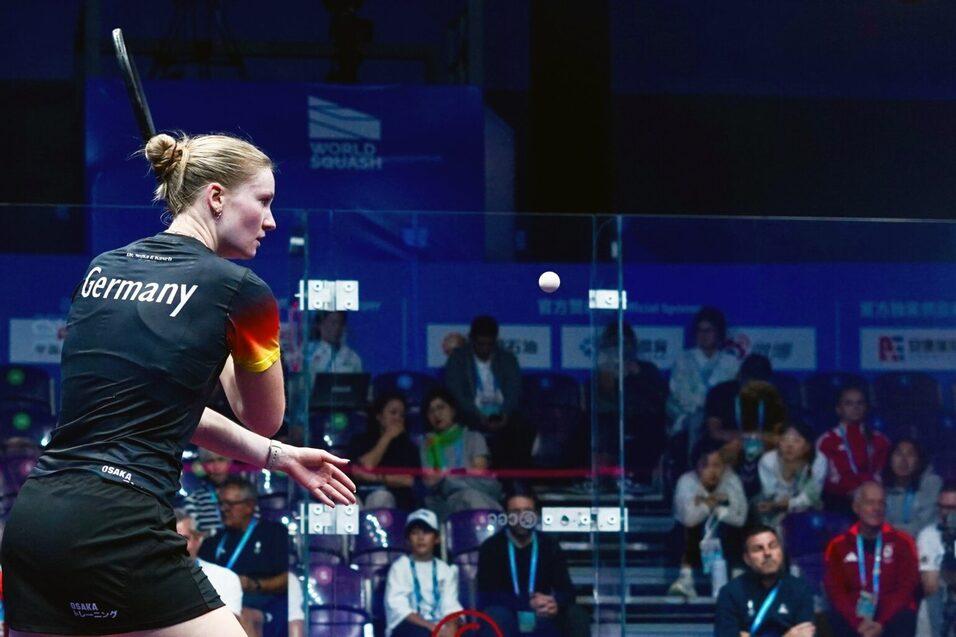 Saskia Beinhard (li) im Viertelfinale gegen Marie Stephan - Bild: World Squash Federation