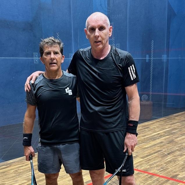 Armin Schmelz (re) besiegte seinen Achtelfinal-Kontrahenten Carlos Mendes aus Portugal in f&uuml;nf S&auml;tzen - Bild: DSQV