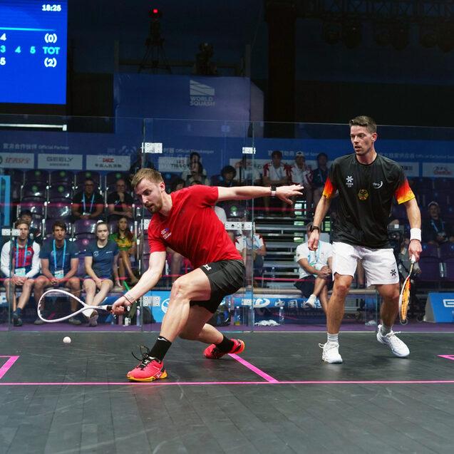 Raphael Kandra (re) unterlag gegen den Tschechen Viktor Byrtus (li) - Bild: World Squash