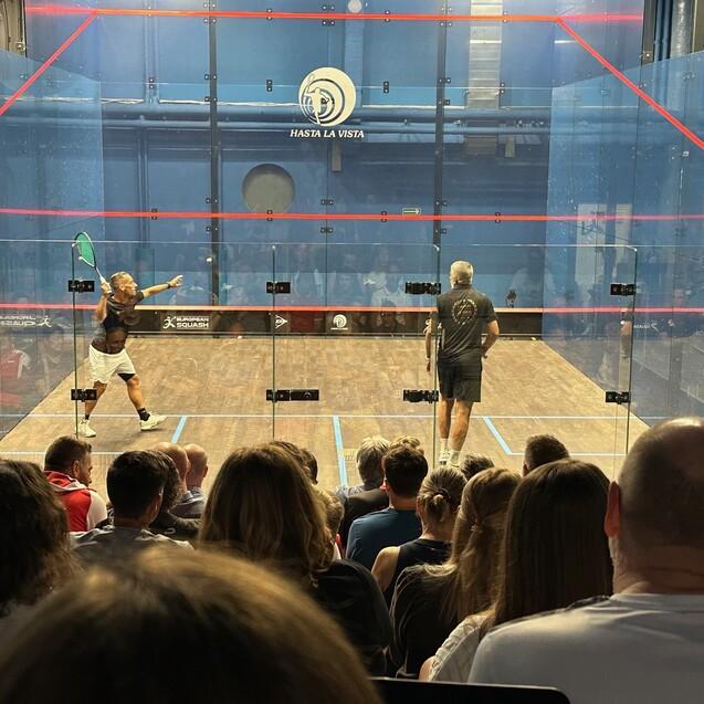 Volle R&auml;nge in Wroclaw, hier das Viertelfinal-Duell von Armin Hameed (re) - Bild: DSQV