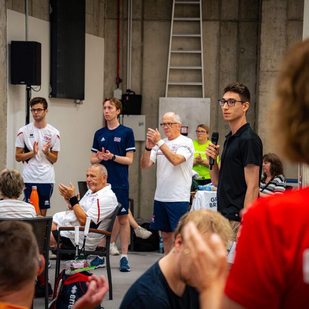 Juan Groh Fili (am Mikro) war Turnierdirektor des Squash-Events bei den WTG 2025 - Bild: Karel Zirk
