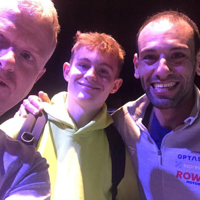 Bei den British Open trafen Levi (Mitte) und sein Vater Hans (li) auf den Weltklassespieler Mohamed Elshorbagy - Bild: Familie Visser