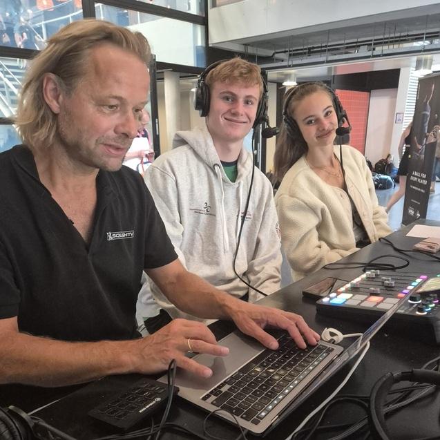 Levi Visser (Mitte) bei den Dutch Junior Open 2025 als Kommentator - Bild: Familie Visser