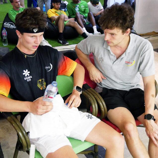 Bundestrainer Valentin Rapp (re) in einer Satzpause mit dem aktuellen Deutschen Jugend-Einzelmeister U19 Alexander Neumann - Bild: DSQV - Lennard Jessen