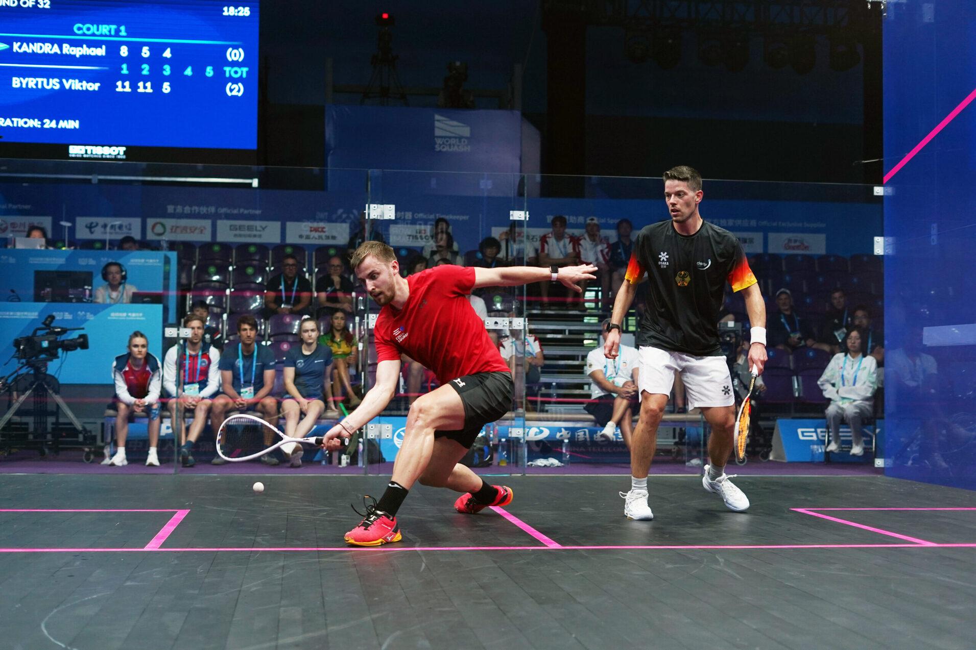 Raphael Kandra (re) unterlag gegen den Tschechen Viktor Byrtus (li) - Bild: World Squash