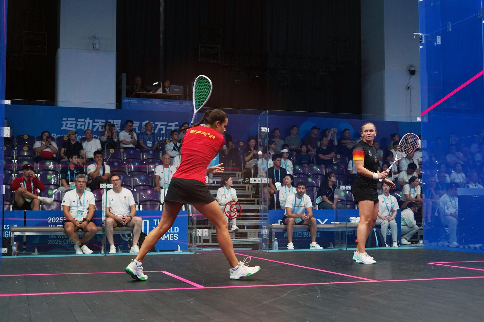 Katerina Tycova (re) unterliegt klar gegen Marta Dominguez - Bild: World Squash Federation