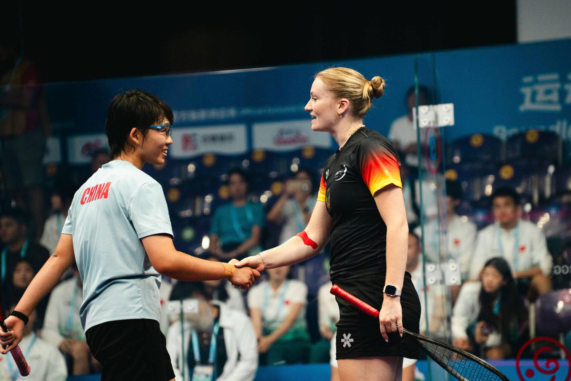 Saskia Beinhard (re) nach Spielende mit ihrer chinesischen Gegnerin Yaqi Zhang - Bild: Team Deutschland
