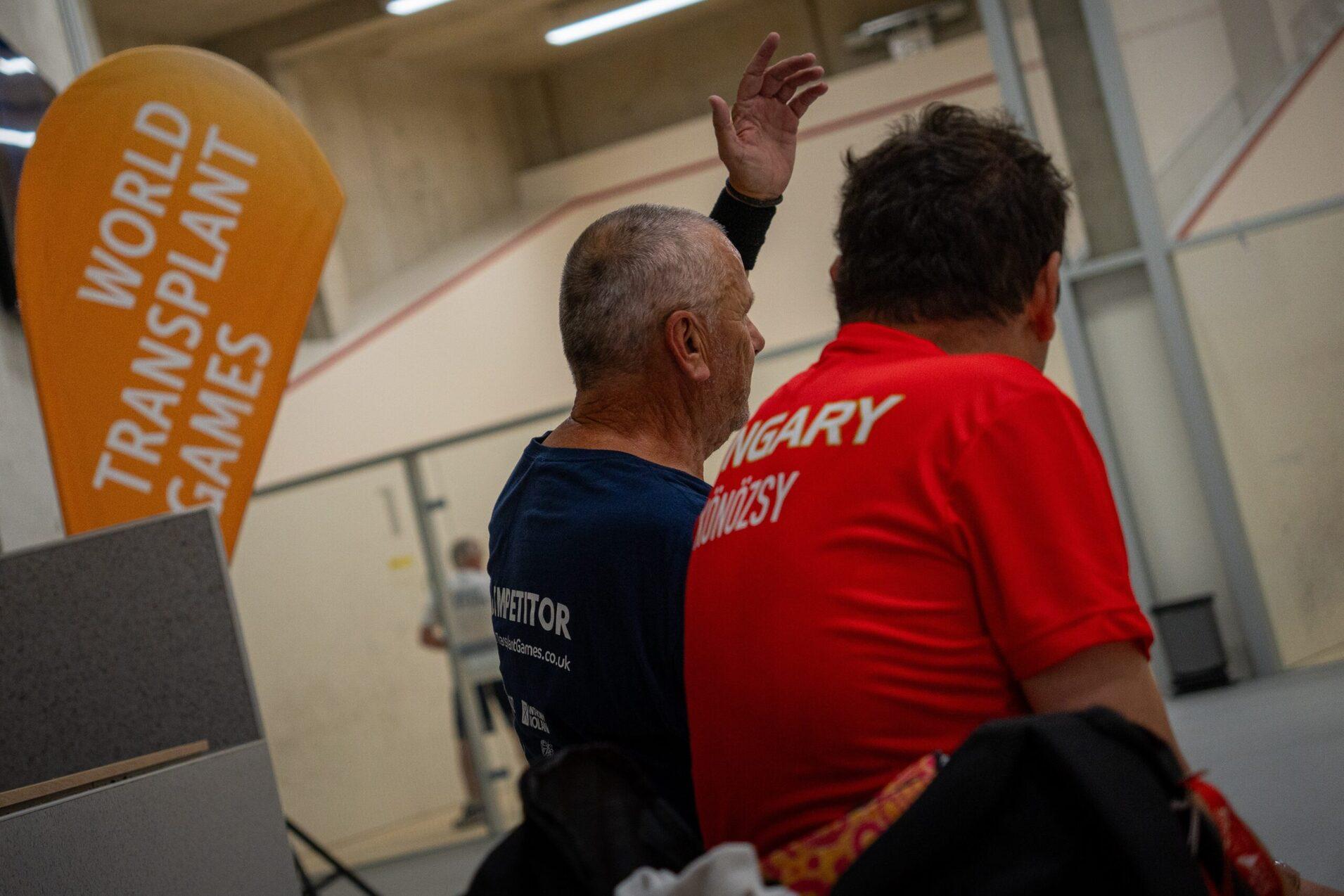 Auf der Trib&uuml;ne - Bild: Karel Zirk