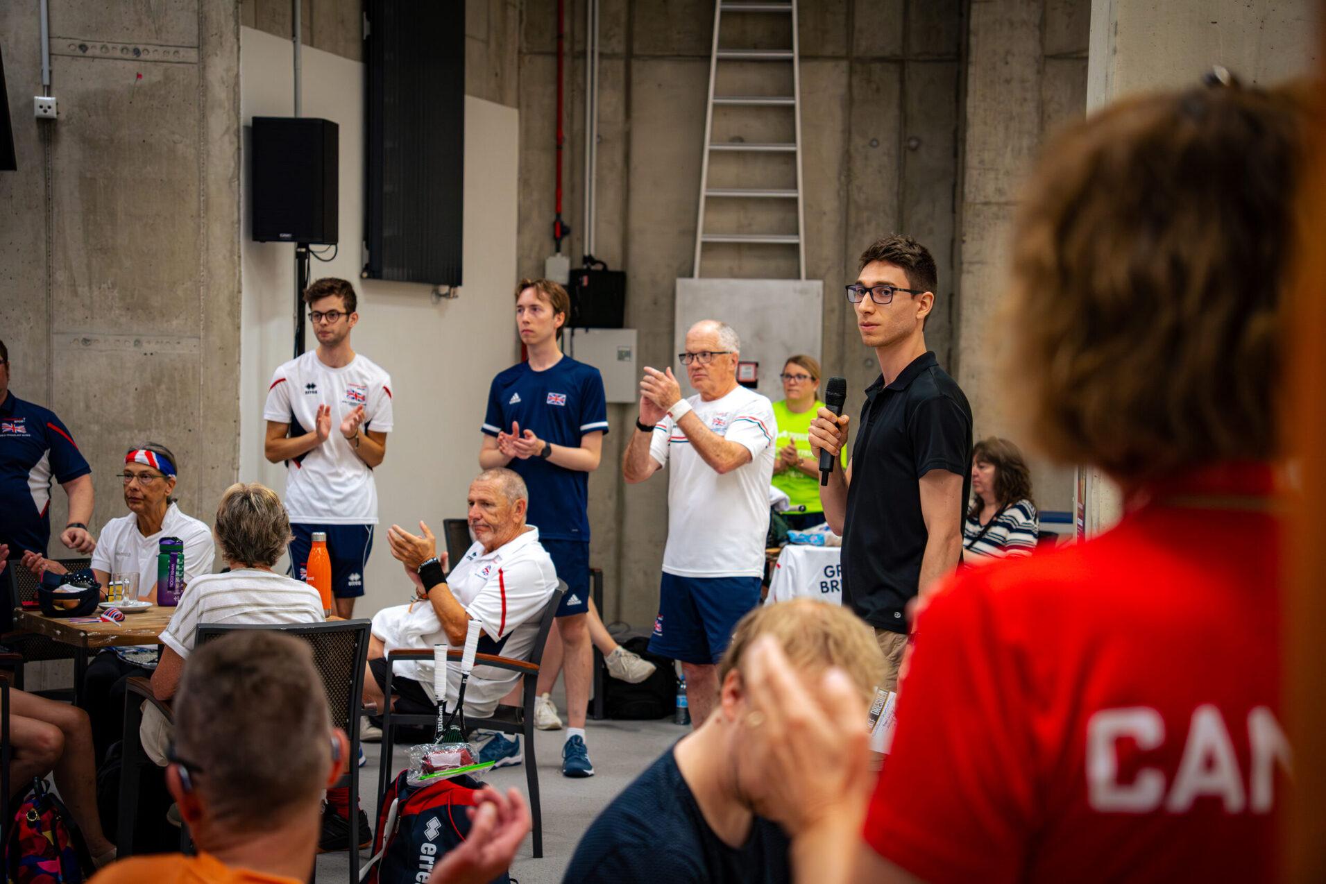 Juan Groh Fili (am Mikro) war Turnierdirektor des Squash-Events bei den WTG 2025 - Bild: Karel Zirk