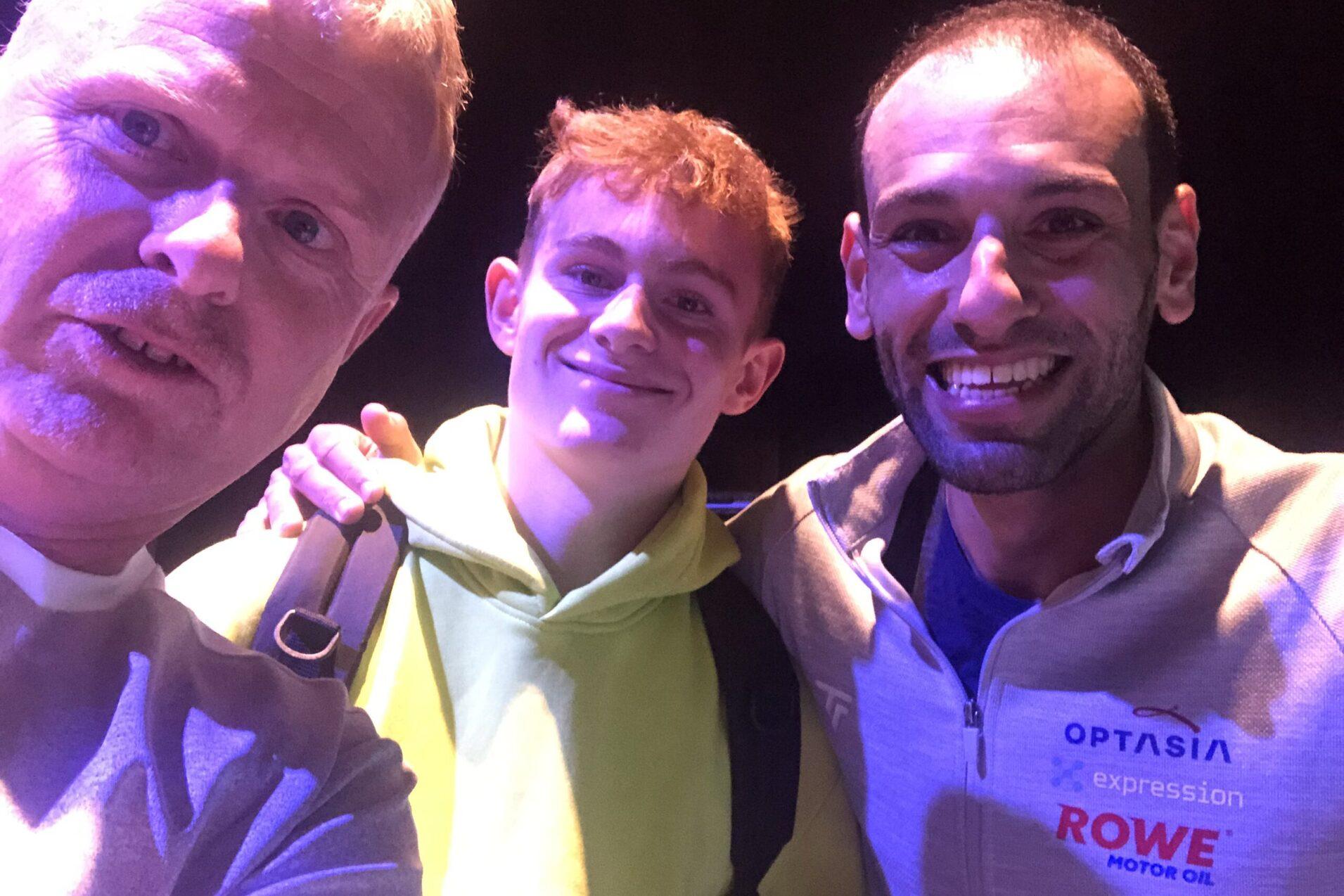 Bei den British Open trafen Levi (Mitte) und sein Vater Hans (li) auf den Weltklassespieler Mohamed Elshorbagy - Bild: Familie Visser