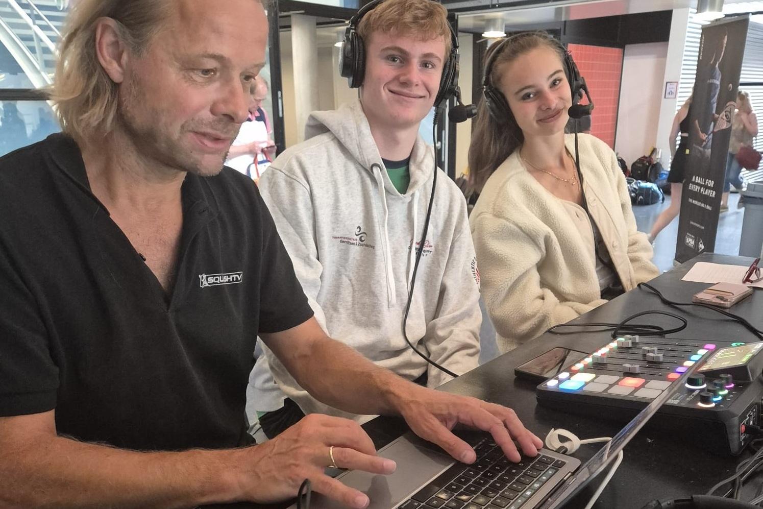 Levi Visser (Mitte) bei den Dutch Junior Open 2025 als Kommentator - Bild: Familie Visser