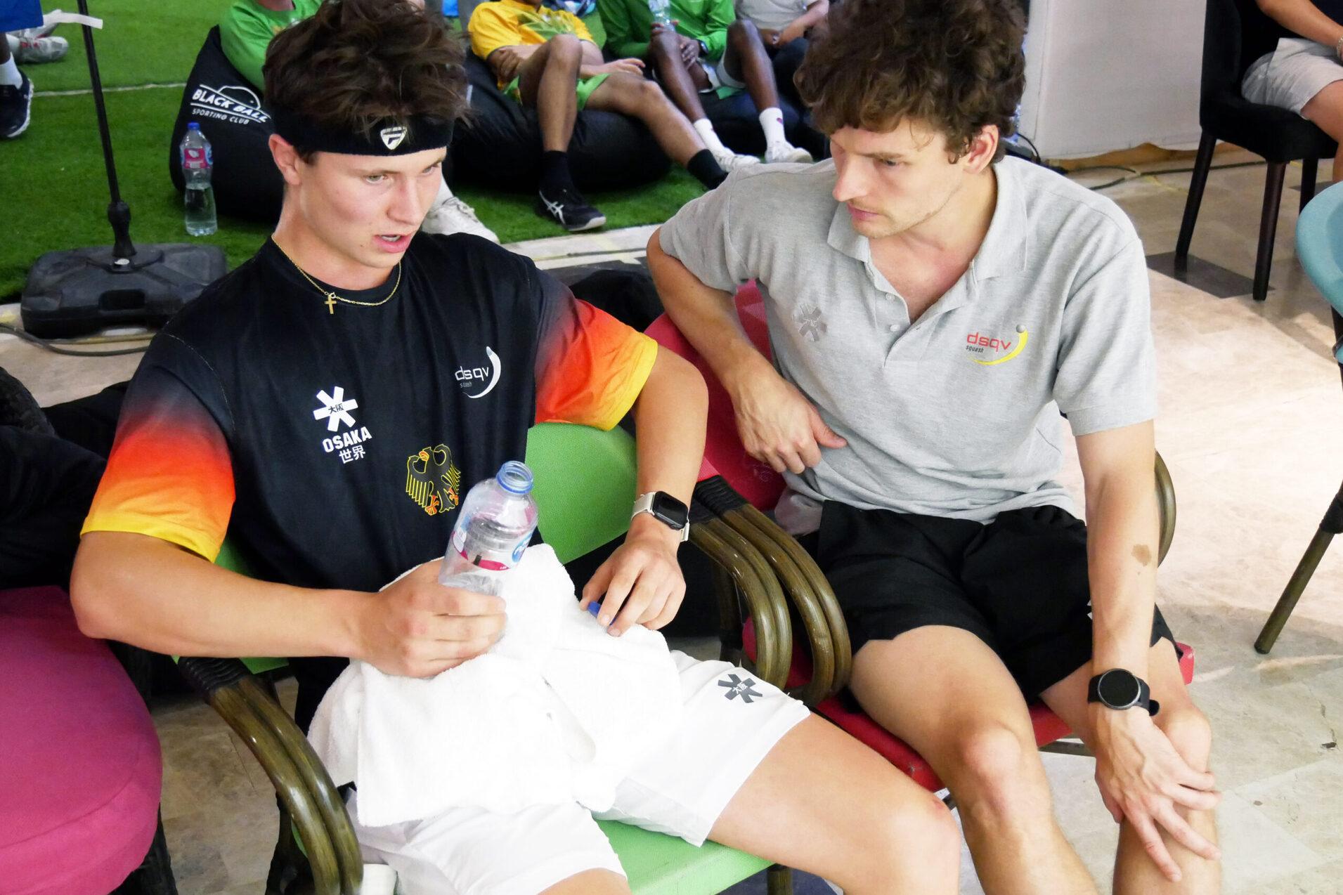 Bundestrainer Valentin Rapp (re) in einer Satzpause mit dem aktuellen Deutschen Jugend-Einzelmeister U19 Alexander Neumann - Bild: DSQV - Lennard Jessen