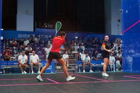 Katerina Tycova (re) unterliegt klar gegen Marta Dominguez - Bild: World Squash Federation