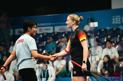Saskia Beinhard (re) nach Spielende mit ihrer chinesischen Gegnerin Yaqi Zhang - Bild: Team Deutschland