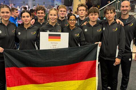 Die deutsche Jugend-Nationalmannschaft U19 zusammen mit Bundestrainer Valentin Rapp (3.v.l.) und Simon R&ouml;sner (1.v.r.) - Bild: DSQV