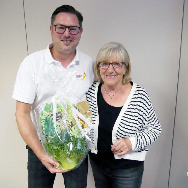 DSQV-Pr&auml;sident Michael G&auml;de (li) verabschiedet Brigitte Leuschner aus dem DSQV-Pr&auml;sidium - Bild: DSQV - Lennard Jessen