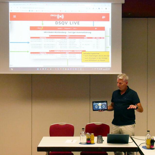 Peter van Heiss stellt die Optimierungen am Live-Scoring-Portal vor - Bild: DSQV - Lennard Jessen