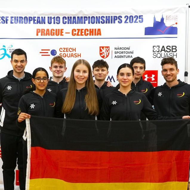 Levi Visser (3.v.l.) auf "Zwischenstation" in Prag bei der U19 EM - Bild: DSQV