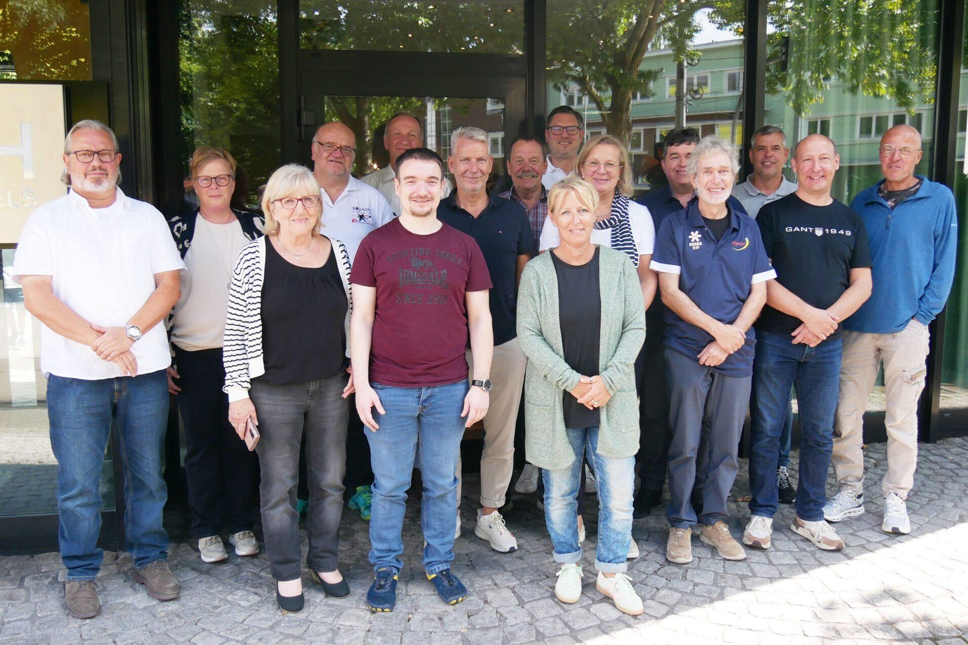 Die Landesverbandsvertreter, andere Funktionstr&auml;ger des DSQV sowie weitere Verantwortliche bei der ordentlichen Mitgliederversammlung 2025 - Bild: DSQV - Lennard Jessen