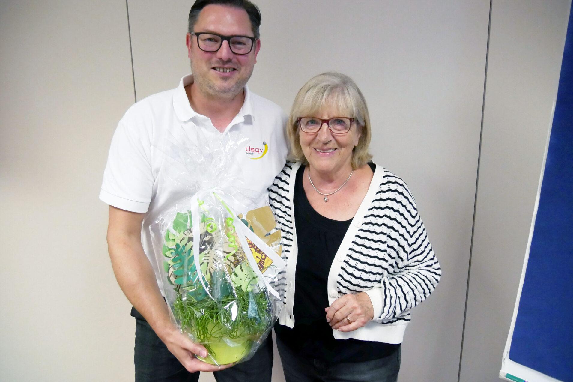 DSQV-Pr&auml;sident Michael G&auml;de (li) verabschiedet Brigitte Leuschner aus dem DSQV-Pr&auml;sidium - Bild: DSQV - Lennard Jessen