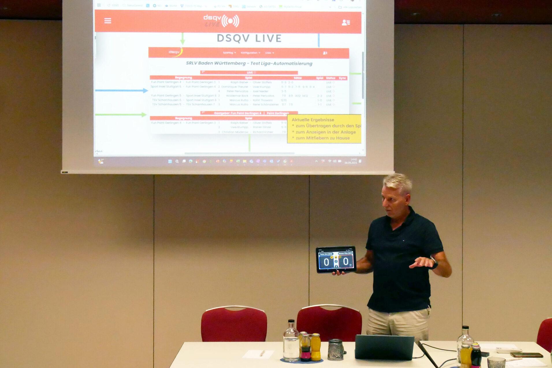 Peter van Heiss stellt die Optimierungen am Live-Scoring-Portal vor - Bild: DSQV - Lennard Jessen
