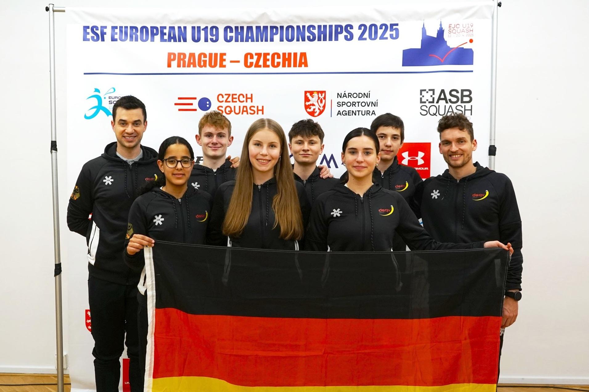 Levi Visser (3.v.l.) auf "Zwischenstation" in Prag bei der U19 EM - Bild: DSQV