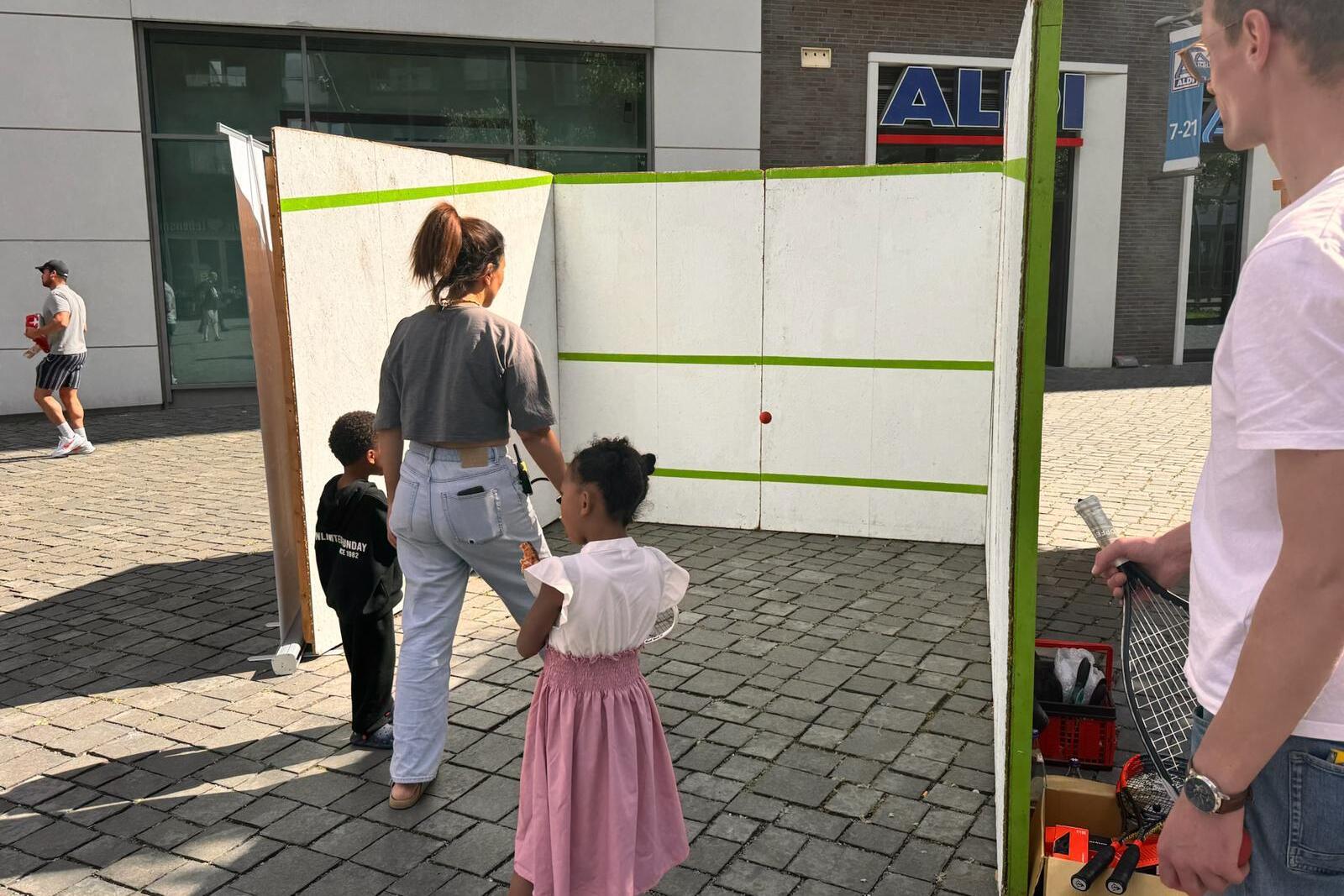 Mehrere Kinder probierten den mobilen Squashcourt in Hamburg gerne aus - Bild: DSQV