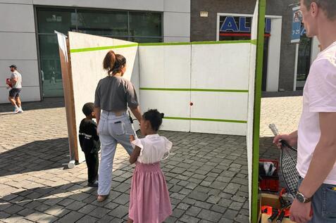 Mehrere Kinder probierten den mobilen Squashcourt in Hamburg gerne aus - Bild: DSQV