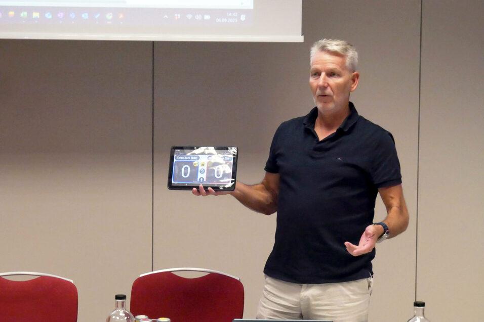 Peter van Heiss, Pr&auml;sident des Squash Rackets Landesverbandes Baden-W&uuml;rttemberg, pr&auml;sentierte bei der diesj&auml;hrigen DSQV-Mitgliederversammlung den aktuellen Stand zum digitalen Schiedsen in seinem Landesverband - Bild: DSQV - Lennard Je