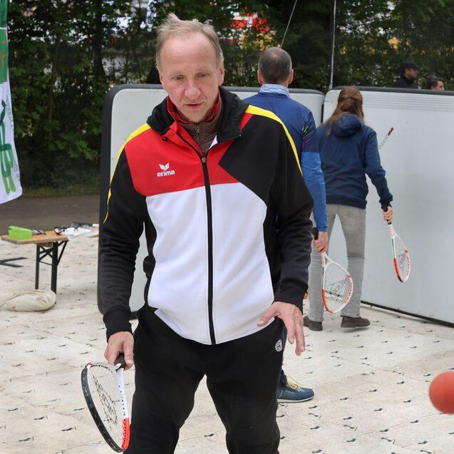 Frank Skowronek, Präsident des Saarländischen Squash- und Racketsverbandes, organisierte den Squash-Stand seines Landesverbandes und packte vor Ort ebenfalls tatkräftig mit an - Bild: Christian Lortat