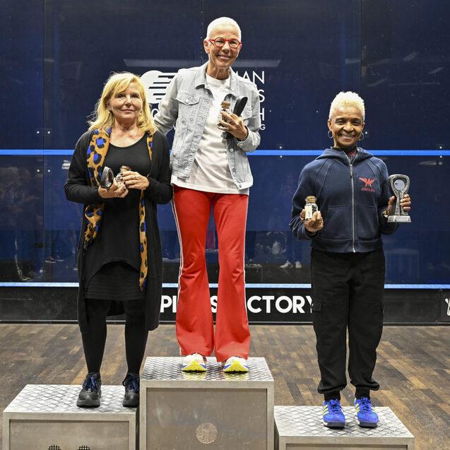 Das &Uuml;60-Podest der Damen (v.l.n.r.): Iris H&ouml;fling, St&ouml;rte Becker und Valerie Worrel - Bild: Sportwerk Hamburg - Thomas Panzau