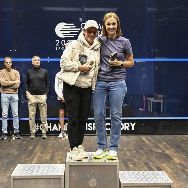 Das &Uuml;50-Podest der Damen: Melanie Kreisel (re) und Simone Korell, es fehlt: Melanie Lowe - Bild: Sportwerk Hamburg - Thomas Panzau