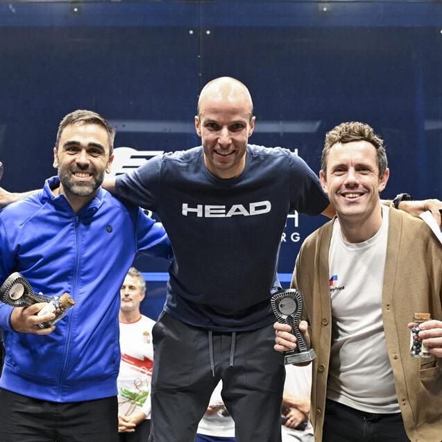 Das &Uuml;40-Podest der Herren (v.l.n.r.): Luigi Laner, Bart Wijnhoven vom Turnierausrichter Sportwerk Hamburg und James Wilson - Bild: Sportwerk Hamburg - Thomas Panzau