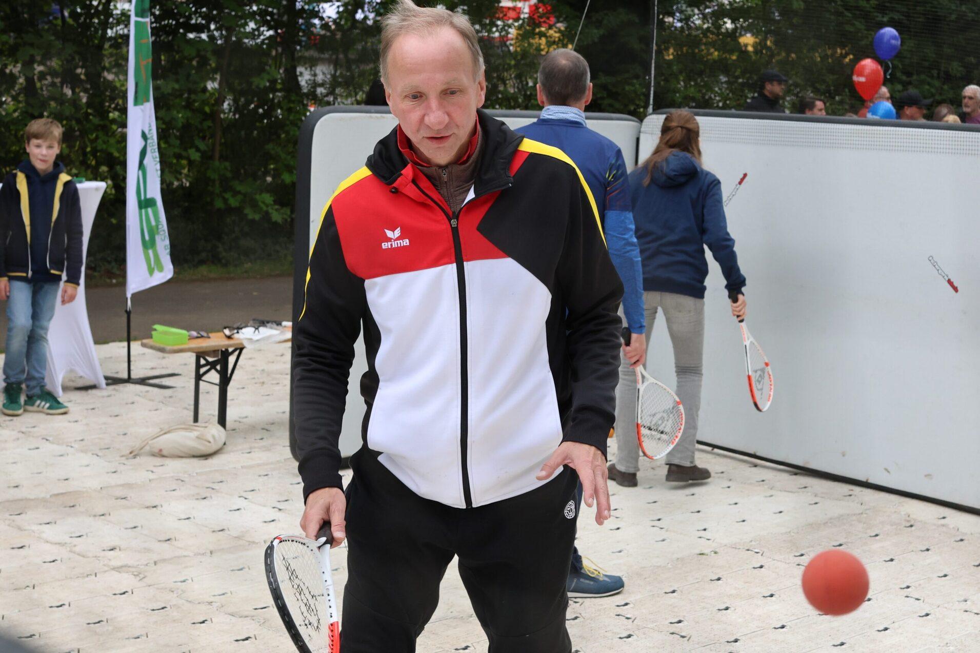 Frank Skowronek, Präsident des Saarländischen Squash- und Racketsverbandes, organisierte den Squash-Stand seines Landesverbandes und packte vor Ort ebenfalls tatkräftig mit an - Bild: Christian Lortat