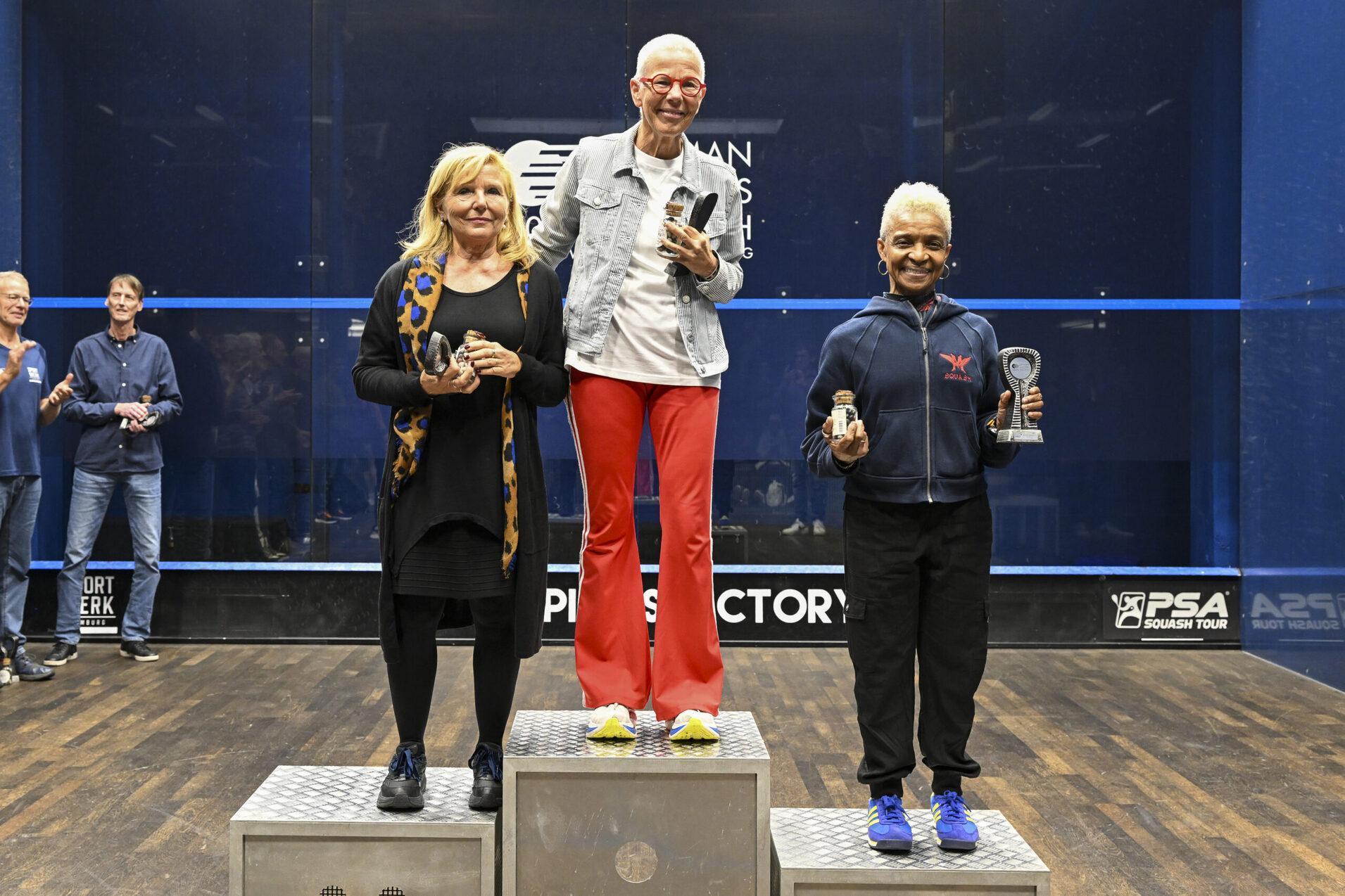 Das &Uuml;60-Podest der Damen (v.l.n.r.): Iris H&ouml;fling, St&ouml;rte Becker und Valerie Worrel - Bild: Sportwerk Hamburg - Thomas Panzau
