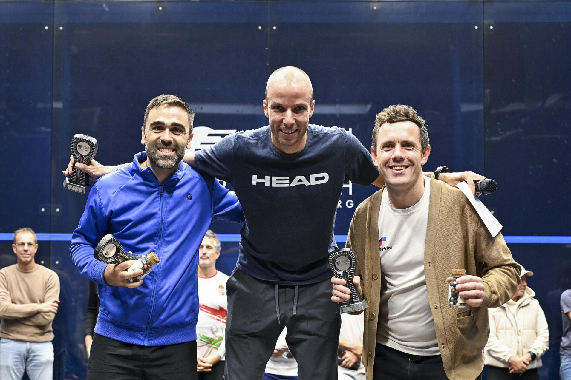 Das &Uuml;40-Podest der Herren (v.l.n.r.): Luigi Laner, Bart Wijnhoven vom Turnierausrichter Sportwerk Hamburg und James Wilson - Bild: Sportwerk Hamburg - Thomas Panzau