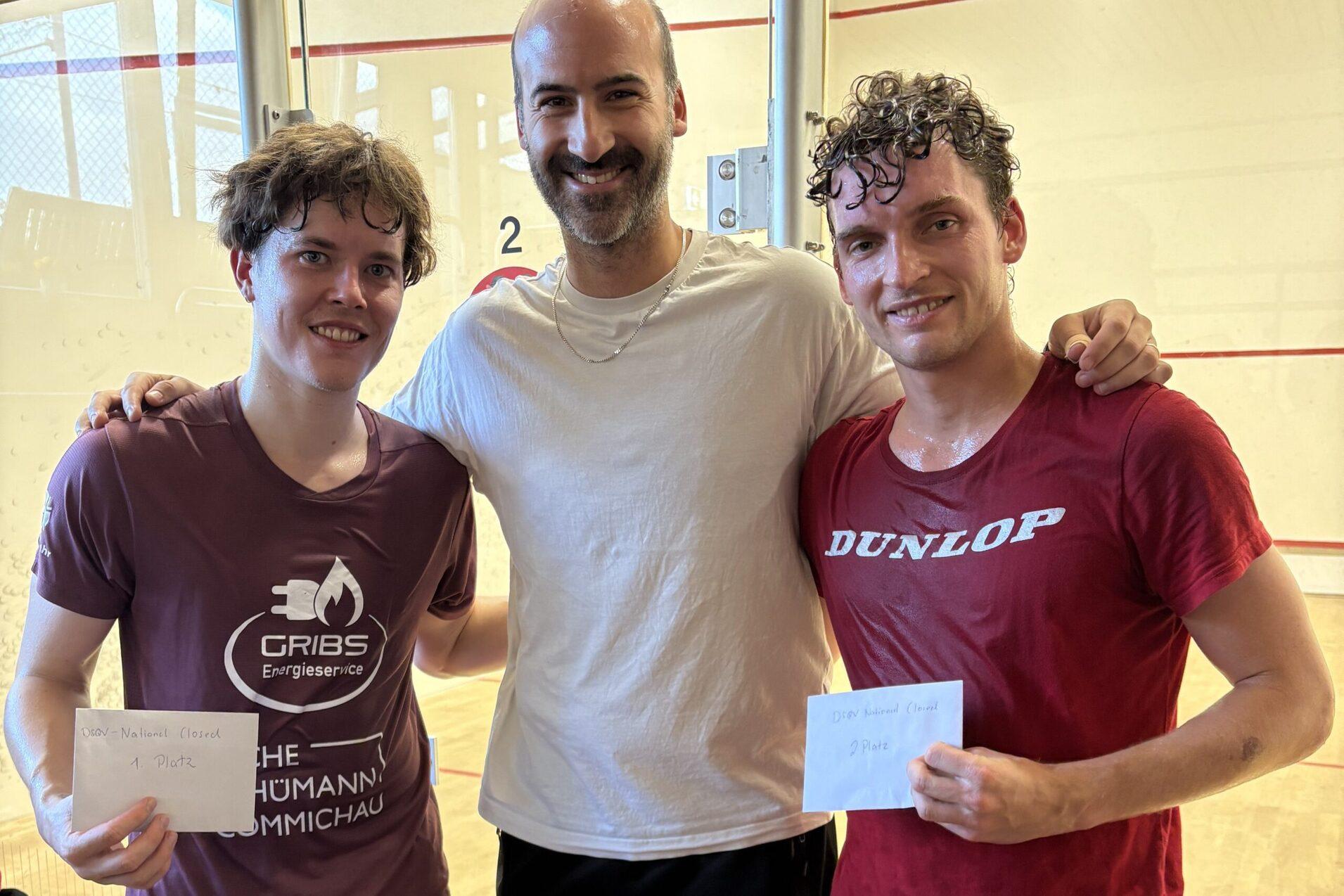 Turniersieger Yannik Omlor (li), Turnierpromoter Simon R&ouml;sner (Mitte) und Turnierzweiter Valentin Rapp - Bild: TSC Heuchelhof