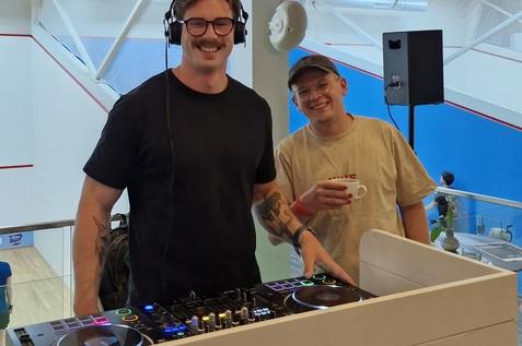 Ein DJ sorgte f&uuml;r eine gute Stimmung - Bild: Ralph M. Faust