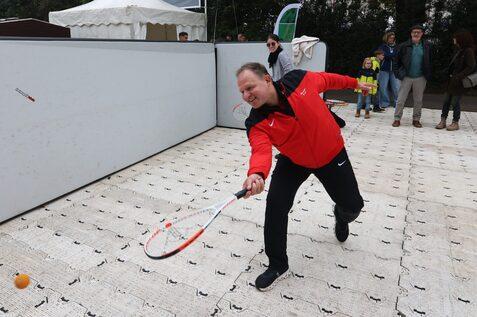 Viele Spielsituationen entwickelten sich auf dem mobilen Court aus dickeren Stoffw&auml;nden und sorgten f&uuml;r reichlich Spa&szlig; - Bild: Christian Lortat