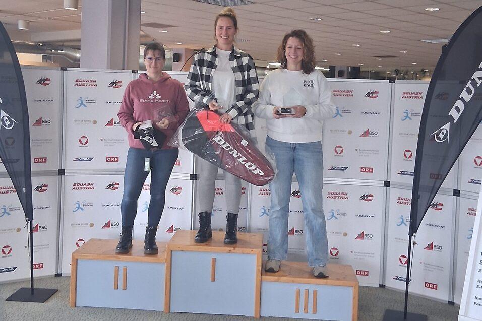 Das &Uuml;40-Podest der Damen mit den beiden Deutschen Janina Jasper (Platz eins) und Claudia M&uuml;ller (Platz zwei) - Bild: DSQV