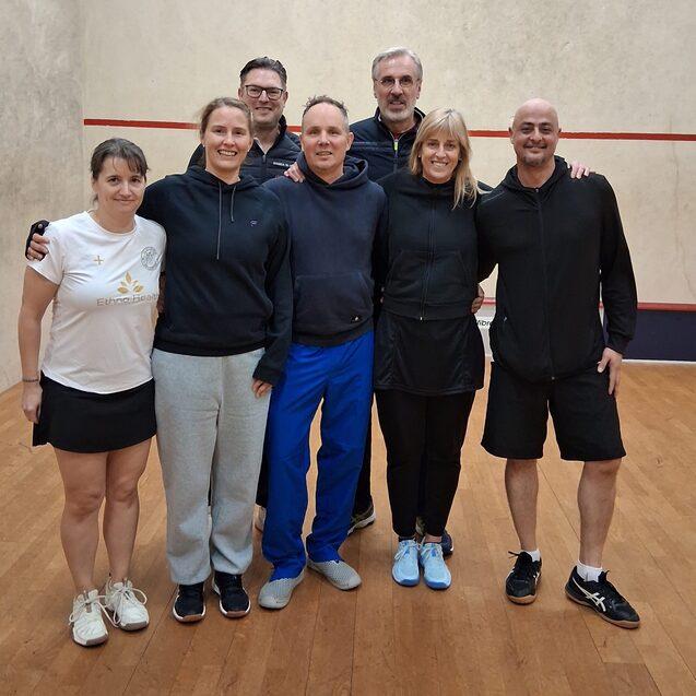 Der Gro&szlig;teil der deutschen Squash-Masters in Wien zusammen mit DSQV-Pr&auml;sident Michael G&auml;de (3.v.l.), der in der Turnierorganisation vor Ort f&uuml;r die European Squash Federation involviert war - (es fehlen auf dem Bild die Deutschen Hors