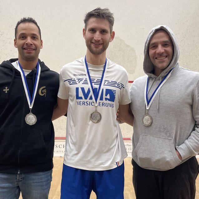 V.l.n.r.: Maurice Holland, Tim Breidenbach und Jos&eacute; Roman Torregrosa Duran - Bild: Airport Squash - Benjamin Burton