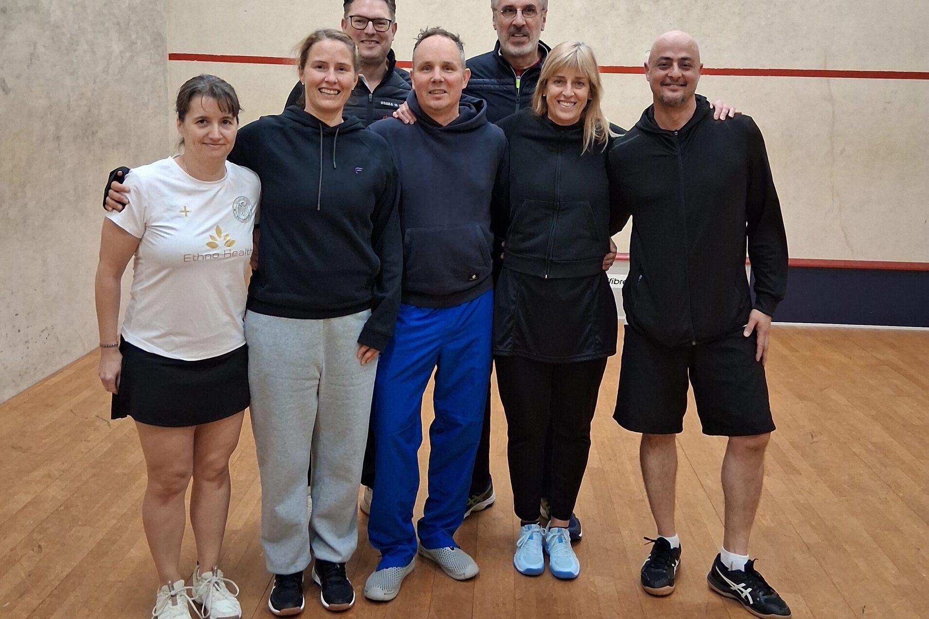 Der Gro&szlig;teil der deutschen Squash-Masters in Wien zusammen mit DSQV-Pr&auml;sident Michael G&auml;de (3.v.l.), der in der Turnierorganisation vor Ort f&uuml;r die European Squash Federation involviert war - (es fehlen auf dem Bild die Deutschen Hors