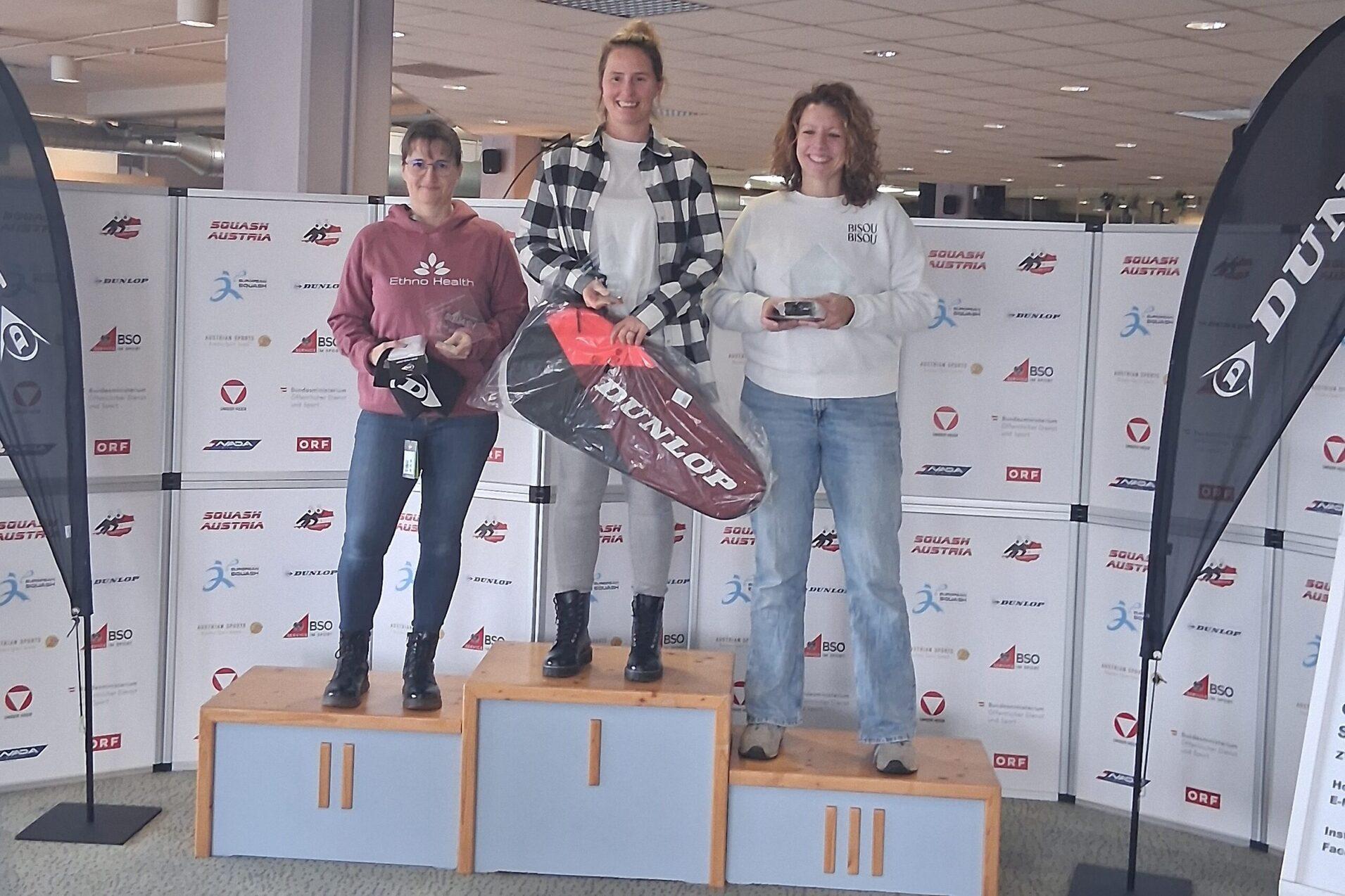 Das &Uuml;40-Podest der Damen mit den beiden Deutschen Janina Jasper (Platz eins) und Claudia M&uuml;ller (Platz zwei) - Bild: DSQV