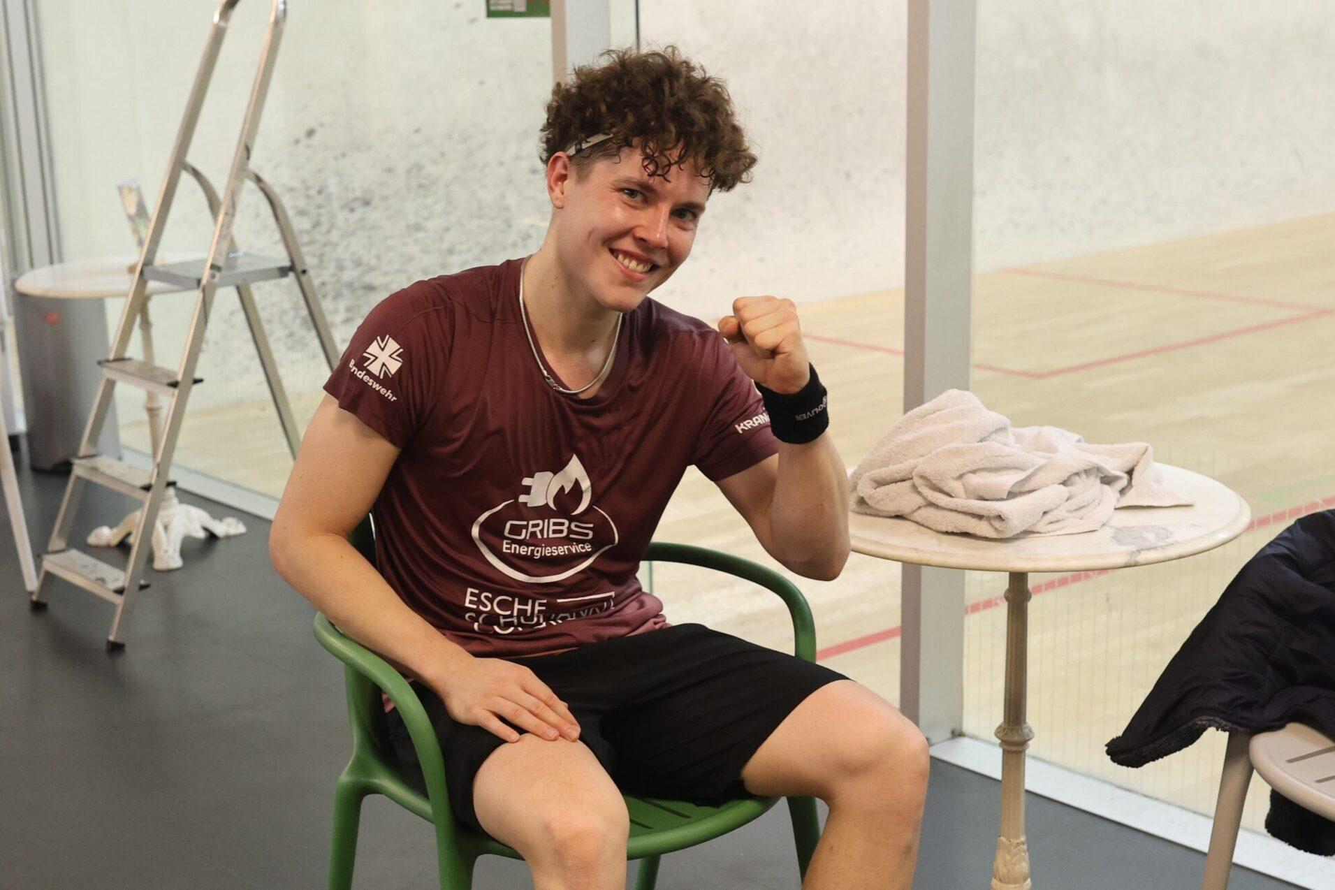 Der strahlende Viertelfinal-Gewinner mit der Siegerfaust: Yannik Omlor - Bild: Christian Lortat